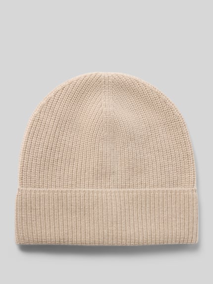 Produktfoto, Strickmütze aus reinem Kaschmir mit breitem Umschlag von Christian Berg Woman in Beige, feine Strickstruktur, weicher Griff.
