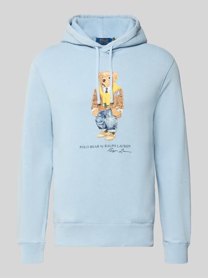 Produktfoto, hellblauer Hoodie mit Kapuze von Polo Ralph Lauren aus Baumwoll-Mix, locker geschnitten, Label-Print und gerippte Abschlüsse.
