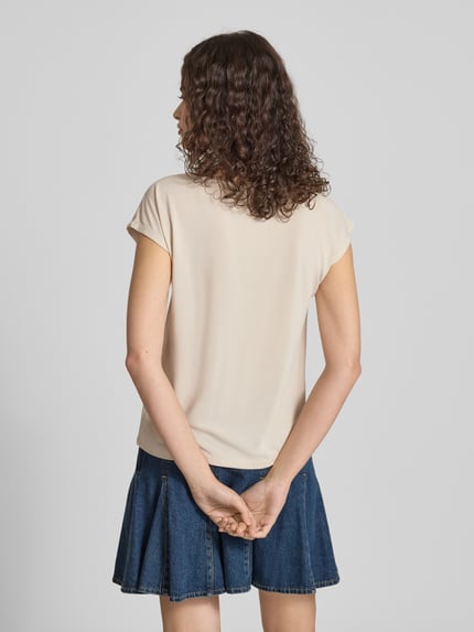 Frauenmodel trägt Loose Fit T-Shirt aus Modal-Mix Modell 'FREE' von Only, unifarben, kurzarm, V-Ausschnitt, Ganzkörperansicht Rückansicht.