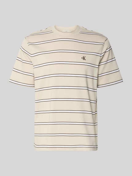 Produktfoto, T-Shirt mit Logo-Stitching von Calvin Klein Jeans in Beige mit feinen schwarzen Streifen, reine Baumwolle, gerader Schnitt, Rundhalsausschnitt.