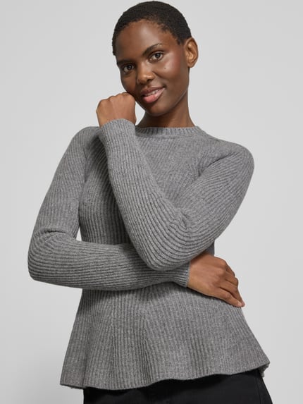 Frauenmodel trägt Kurzmantel aus Wolle mit Rippstrick von MAX&Co., unifarben in Grau, strukturierte Optik, figurbetont, Longline, Rundhals, gerippte lange Ärmel, ausgestellter Rumpf, Nahaufnahme Oberkörper.