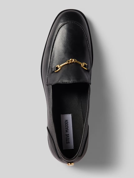 Produktfoto, schwarzer Loafers aus Leder Modell 'Neona' von Steve Madden mit goldener Schnalle, abgerundeter Spitze, glatte Textur