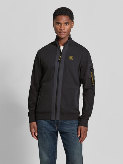 Männermodel trägt Sweatjacke mit Stehkragen und Reißverschluss von PME Legend im Strukturmuster, Regular Fit, schwarze Farbgebung, Ganzkörperansicht von vorne.