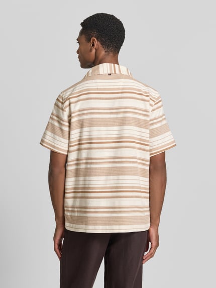 Männermodel trägt Regular Fit Freizeithemd mit Reverskragen Modell 'Carlo' von Zuitable im Allover-Look, Baumwoll-Mix, Ganzkörperansicht Rückansicht.