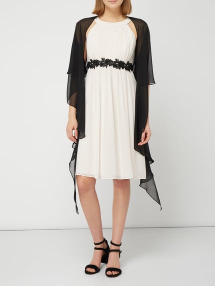 Frauenmodel trägt Stola aus Chiffon mit Knopfverschluss von Vera Mont, fließender Stoff in Schwarz, Ganzkörperansicht von vorne.