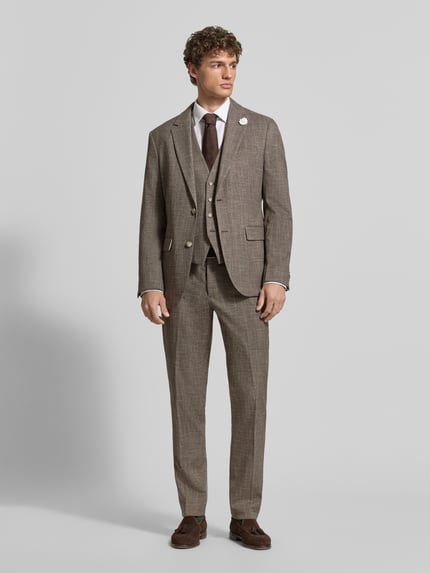 Männermodel trägt Slim Fit 2-Knopf-Sakko mit Reverskragen von MCNEAL, Material-Mix mit Viskose-Anteil, Blumen-Detail, Ganzkörperansicht von vorne.