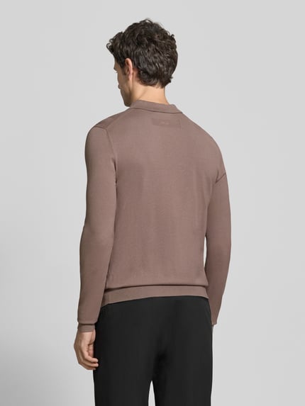 Männermodel trägt Poloshirt mit Feinstrickstruktur Modell 'San Pippo-CV' von HUGO, unifarben, gerippte Abschlüsse, Ganzkörperansicht Rückansicht