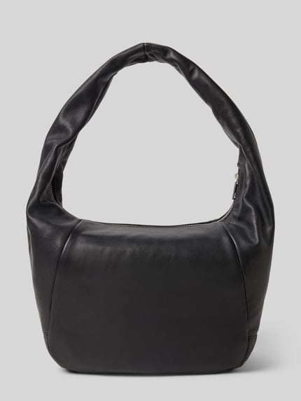 Produktfoto, schwarze Hobo Bag mit Label-Detail Modell 'FARRAH' von LIEBESKIND BERLIN, glatte Textur, sichtbarer Reißverschluss, Maße 40x26x20 cm, Tragehenkel, Innenfach mit Reißverschluss, Schulterriemenlänge 68 cm.