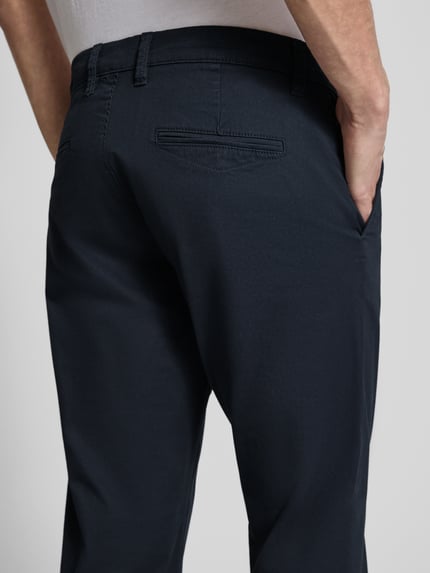 Männermodel trägt Hose mit Paspeltaschen am Gesäß Modell 'Brent' von Matinique in Dunkelblau, Baumwoll-Elasthan, Ganzkörperansicht Rückansicht