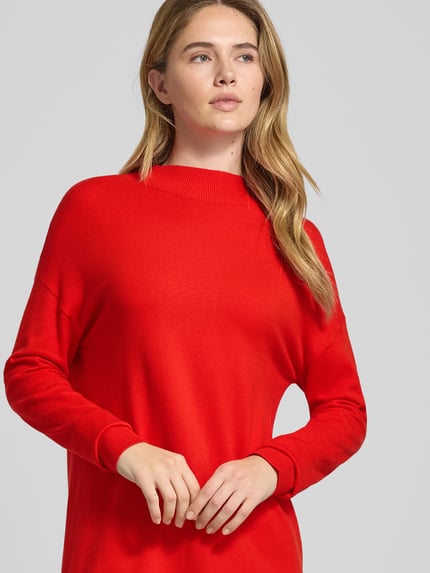 Kobiece modelka nosi Knielanges Kleid mit Rundhalsausschnitt von Christian Berg Woman, mieszanka wiskozy, taliowany krój, prążkowane wykończenia, okrągły dekolt, długość do kolan, kolor czerwony, widok na górną część ciała z przodu.