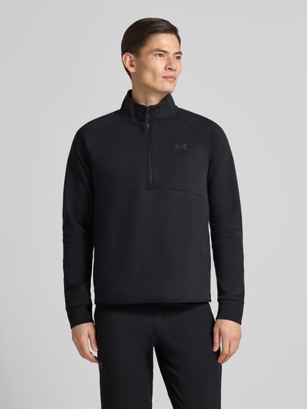 Męski model nosi Sweatshirt mit Stehkragen od Under Armour, czarny, krótki zamek, regular fit, bawełna, widok z przodu, ujęcie całej sylwetki.
