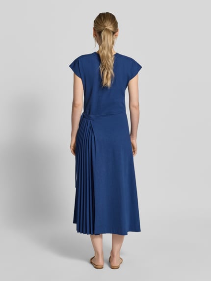Frauenmodel trägt Tailliertes Freizeitkleid aus Baumwoll-Leinen-Mix Modell 'COLIBRI' von MAX&Co., Optik: Unifarben, midi, Kurzarm, Bindegürtel, Gehschlitz, Plissees, Flammgarn, Ganzkörperansicht Rückansicht.