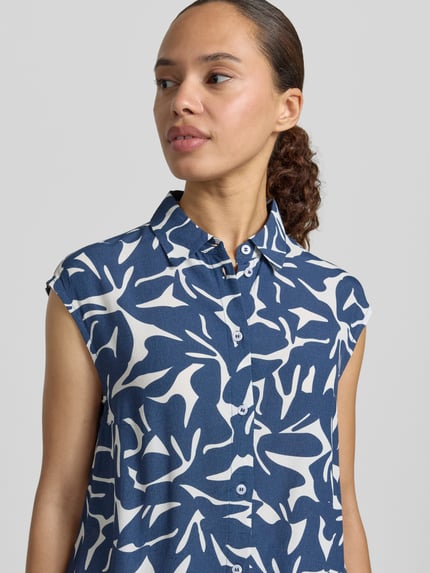 Frauenmodel trägt Blusentop aus Viskose mit Knopfleiste und Tunnelzug von Zero im Allover-Look, Hemdblusenkragen, Regular-Fit, Nahaufnahme Oberkörper.