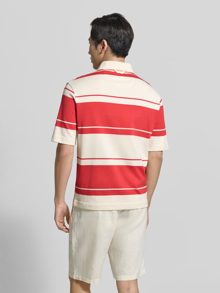 Männermodel trägt Regular Fit Poloshirt im kurzärmeligen Design Modell 'Rugger' von Gant, Reine Baumwolle, Rückenlänge 68 cm, Ganzkörperansicht Rückansicht.