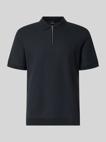 Produktfoto, Regular Fit Poloshirt mit Strukturmuster Modell 'Tibaris' von JOOP! COLLECTION mit Label-Stitching, Polokragen, Reißverschluss, Rückenlänge bei Größe M 70 cm, dunkle Farbe, feine Textur, klassische Form