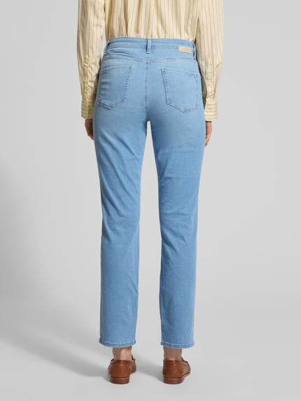 Frauenmodel trägt Flared Fit Jeans im 5-Pocket-Design Modell 'Carola' von Brax in Hellblau, elastischer Baumwoll-Mix, Ganzkörperansicht Rückansicht.