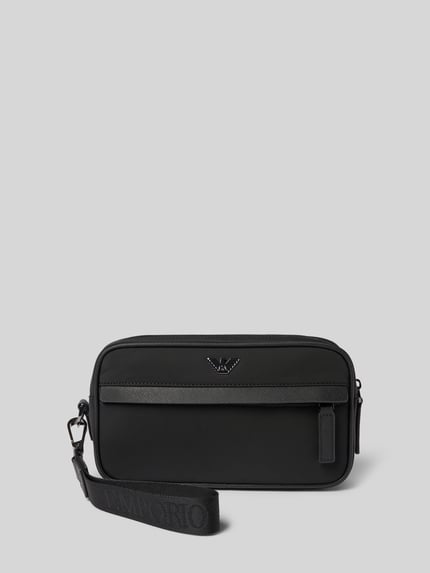 Produktfoto, Handtasche mit abnehmbarer Trageschlaufe von Emporio Armani in Schwarz, glatte Oberfläche, Reißverschlüsse, Label vorne, rechteckige Form, sichtbare Trageschlaufe mit Karabiner, Außenfach, modernes Design.