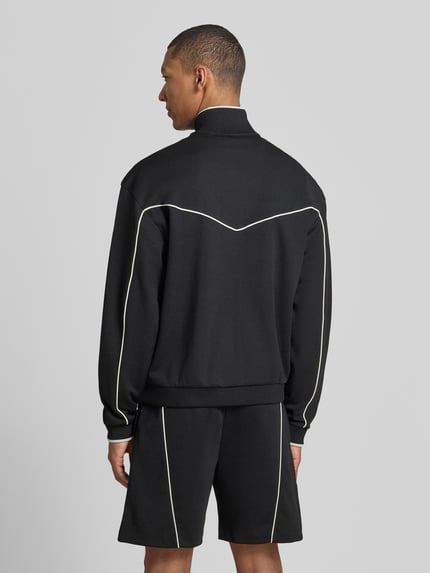 Männermodel trägt Relaxed Fit Sweatjacke aus Baumwoll-Mix Modell 'DARYNT' von HUGO, Optik: mehrfarbig, Ganzkörperansicht Rückansicht.