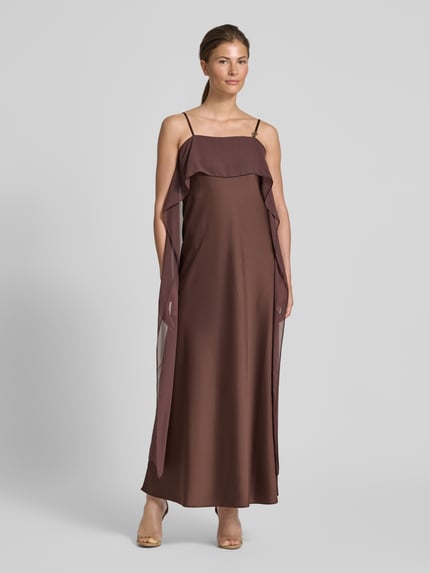 Frauenmodel trägt Regular Fit Midikleid aus Satin von Rinascimento in Braun mit Spaghetti-Trägern und Nahtreißverschluss, Ganzkörperansicht von vorne.