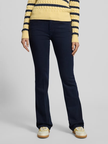 Frauenmodel trägt Regular Fit Bootcut Jeans aus Baumwoll-Mix von Tommy Hilfiger in dunkler Melange Denim-Optik mit Mid Waist und 5-Pocket-Design, Nahaufnahme Unterkörper.