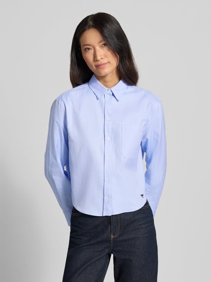 Frauenmodel trägt hellblaue Loose Fit Langarmbluse aus reiner Baumwolle Modell 'NUORO' von Max Mara, Damen Langarmbluse von Weekend Max Mara, Ganzkörperansicht von vorne.