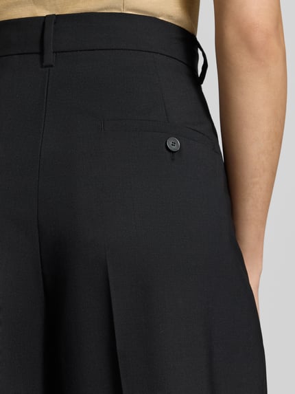 Frauenmodel trägt Regular Fit Weite Hose aus reiner Schurwolle Modell 'OVVIO' von Weekend Max Mara, Damen Weite Hose, Nahaufnahme Rückansicht.