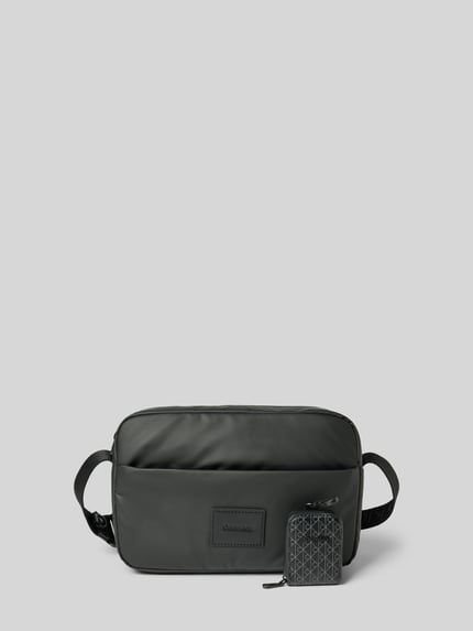 Produktfoto, Handtasche mit Labelpatch und verstelbare schouderband van CK Calvin Klein, model PUFFER UTILITY CAMERA BAG, heren schoudertas in zwart met hoofdvak met ritssluiting, labelpatch en afmetingen: breedte 30 cm, lengte 16 cm, diepte 7 cm, bandlengte 145 cm, utility-look, gladde structuur, minimalistisch design.