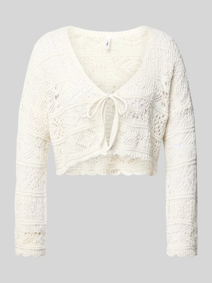 Produktfoto, Cropped Strickjacke aus recyceltem Baumwoll-Mix Modell 'BEACH LIFE' von Only, Unifarben, Relaxed-Fit, Lochstrickmuster, V-Ausschnitt, Bindeband, Langarm, Muschelsaum, Strick-Textur