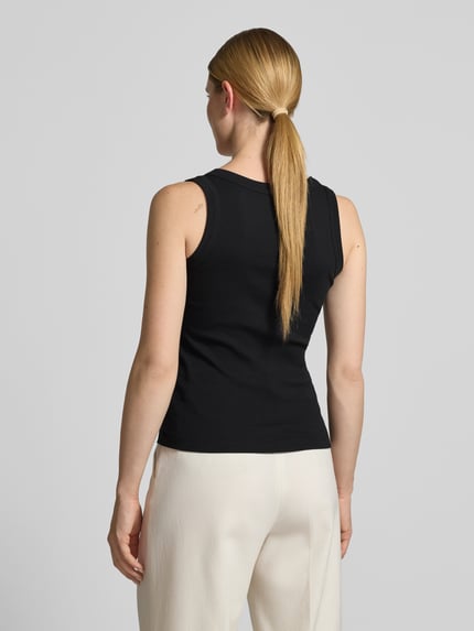 Kobiece modelka ma na sobie Tanktop mit Rundhalsausschnitt Modell 'TAVIRA' od Drykorn, czarny, bawełna, krój slim fit, widok całej sylwetki z tyłu
