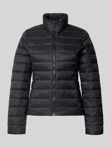 Produktfoto, schwarze Slim Fit Steppjacke mit Logo-Detail von Lacoste, matte Oberfläche, horizontale Steppung, Damen Steppjacke
