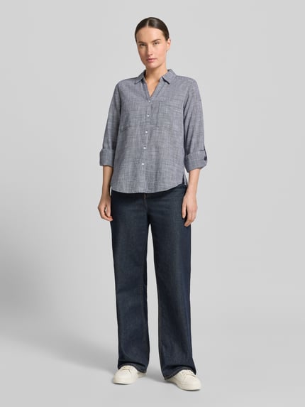Frauenmodel trägt Regular Fit Hemdbluse aus reiner Baumwolle von Tom Tailor in Hahnentritt Optik: Allover-Muster, Ganzkörperansicht von vorne.
