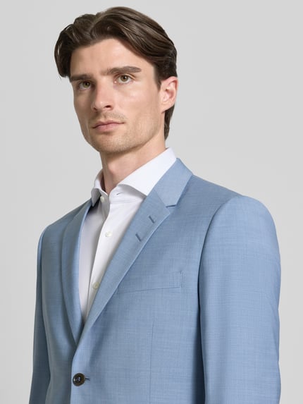 Mannenmodel draagt Regular Fit Sakko met wol-aandeel model 'Jamie' van Tiger Of Sweden, lichtblauw, elastische mix, detailopname bovenlichaam.