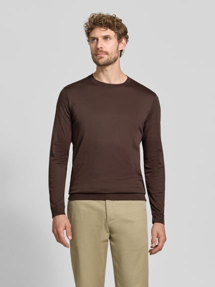 Männermodel trägt Regular Fit Longsleeve aus reiner Baumwolle Modell 'Pima' von RAGMAN, braun, Rundhalsausschnitt, Ganzkörperansicht von vorne. Rückenlänge bei Größe M: 69 cm.