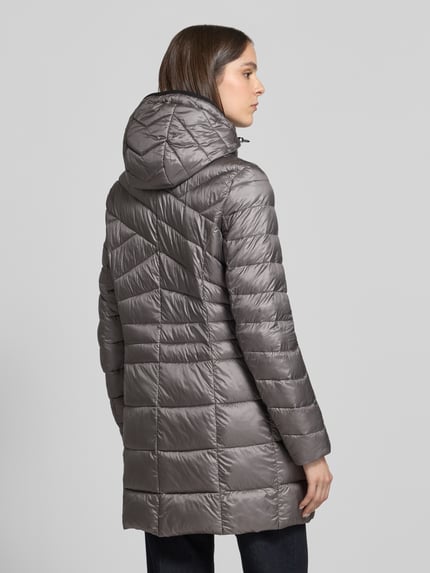 Vrouwenmodel draagt Regular Fit Steppjacke met Kapuze van Gil Bret in glanzend grijs, gewatteerde structuur, Ganzkörperansicht achteraan.