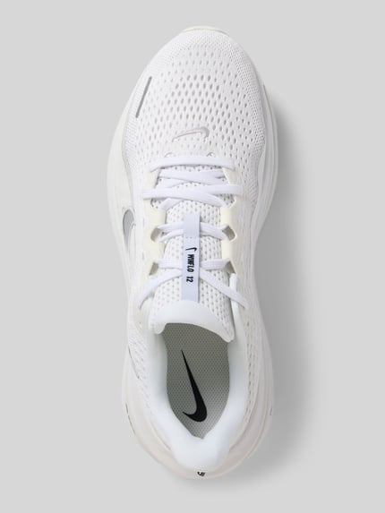Productfoto, Sneaker met logodetail model 'Winflo' van Nike, witte kleur, afgeronde pasvorm, vetersluiting, hakhoogte maat 10: 7 cm, schachthoogte maat 10: 6 cm, schachtbreedte maat 10: 6 cm, heren sneakers