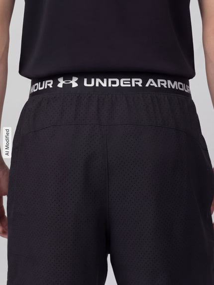 Männermodel trägt Relaxed Fit Sportshorts im Double-Layer-Look von Under Armour, schwarze Farbe, Textur mit feinen Perforationen, Ganzkörperansicht Rückansicht, Herren Sportshorts von Under Armour, KI-modifiziertes Bild.