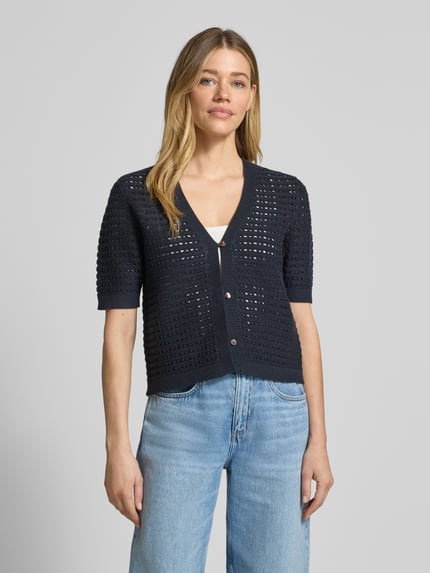 Modelka nosi Regular Fit Cardigan aus Viskose-Mix Modell 'Dostal' od OPUS, krój regular fit, krótki rękaw, dekolt V, transparentny, długość tyłu w rozmiarze 36: 52 cm, długość rękawa: 29 cm, tekstura dzianiny, widok całej sylwetki z przodu.