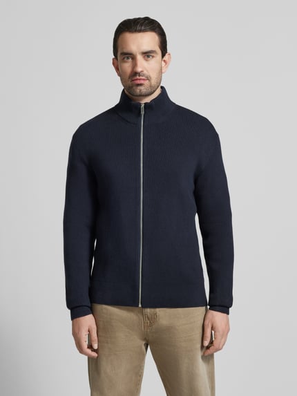 Männermodel trägt Cardigan mit Stehkragen und Reißverschluss von Lindbergh, Baumwoll-Mix, Regular-Fit, Ripp-Optik, Ganzkörperansicht von vorne.