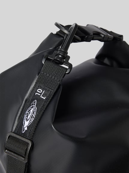 Produktfoto, schwarze Tasche mit Riemen und Label-Print von Quiksilver, glatte Textur, Herren Tasche, Nahaufnahme, Kontext: Label-Print, Riemen