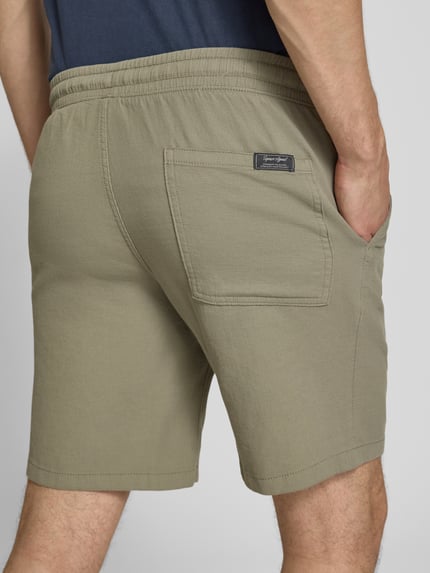 Männermodel trägt Shorts met structuurpatroon model 'JAIDEN' van Jack & Jones, puur katoen, regular fit, elastische band, tunnelkoord, detailaufnahme rug.