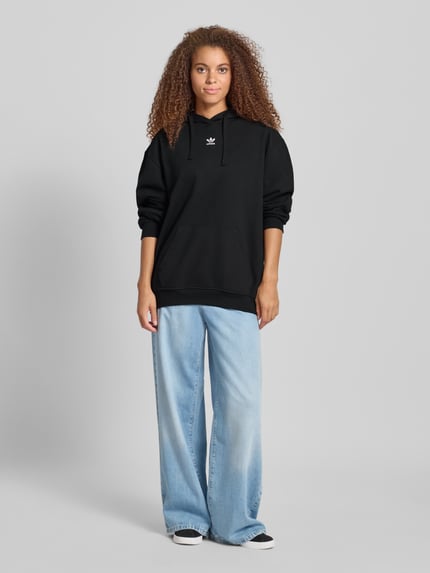 adidas Originals Bluza o kroju relaxed fit z kapturem, wyhaftowanym logo i kieszenią kangurką Czarny 1