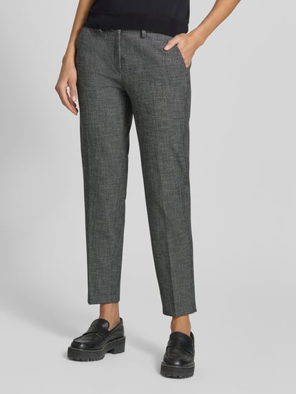Frauenmodel trägt Regular Fit Hose mit Bügelfalten Modell 'Maron S' von BRAX in Melange-Struktur, Detailaufnahme, KI-modifiziertes Bild.