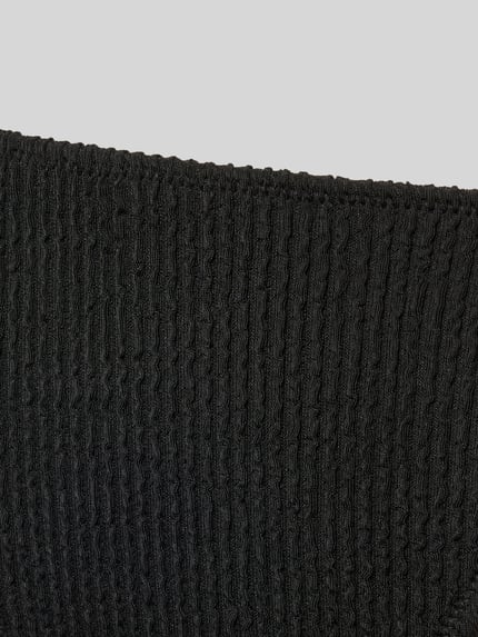 Produktfoto, Detailansicht von schwarzem Bikini-Slip mit Strukturmuster Modell 'SKIN SAND' von Neo Noir, Regular-Fit, elastischer Bund.
