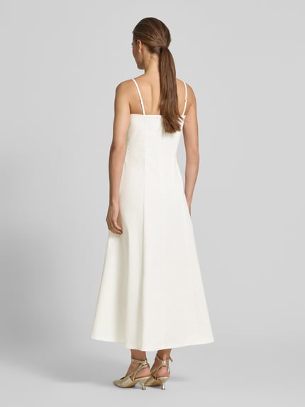 Vrouwenmodel draagt Cocktailkleid mit Spaghettiträgern van Rinascimento in gebroken wit, middellang, taillering, katoenmix met stretch, verstelbare bandjes, riemdetail, karreehals, ritssluiting achter, ruglengte maat S 112 cm, borstbreedte 41 cm, volledige lichaamsweergave achteraan.