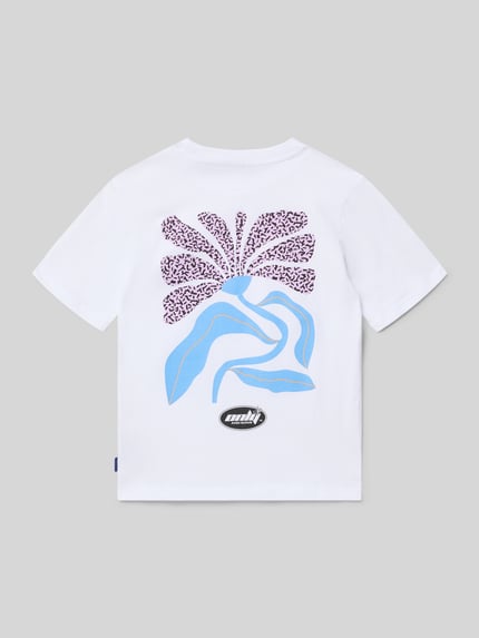 Junge trägt dziecięcy t-shirt Relaxed Fit T-Shirt aus reiner Baumwolle Modell 'MEMPHIS' von Only & Sons, efekt: jednolity kolor, nadruk z motywem, okrągły dekolt, krótki rękaw, proste zakończenie rękawów, dżersej, bawełna, Ganzkörperansicht Rückansicht.