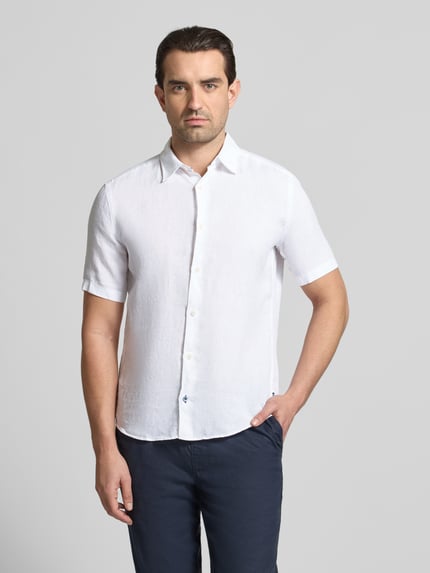 Männermodel trägt Casual Fit Freizeithemd aus Leinen von OLYMP Level Five in Weiß mit Kentkragen, Knopfleiste, Ganzkörperansicht von vorne. Herren Freizeithemd, reine Leinen, Rückenlänge 76 cm, Schulterbreite 48 cm, Ärmellänge 28 cm, Größe M.