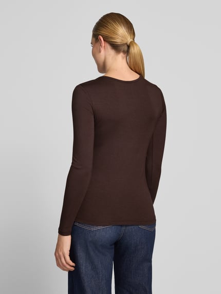 Vrouwenmodel draagt donkerbruin shirt met lange mouwen van mix van viscose en elastaan, Model 'Liana' van FREE/QUENT, slim fit, ronde hals, ruglengte bij maat S 59 cm, volledige rugaanzicht.