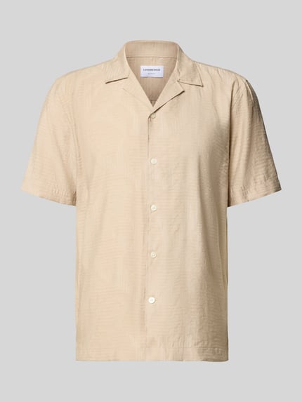 Produktfoto, Modern Fit Freizeithemd mit Strukturmuster von Lindbergh in Beige, Viskose-Mix mit Reverskragen und Knopfleiste, leichte Textur, Herren. Rückenlänge 73 cm, Schulterbreite 48 cm, Ärmellänge 26 cm, Größe M.