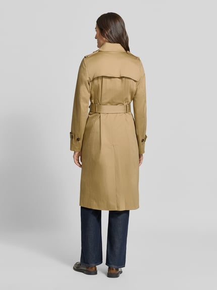 Frauenmodel trägt Regular Fit Trenchcoat aus Baumwoll-Mix von Jake*s Collection in Beige, glatte Oberfläche, Ganzkörperansicht Rückansicht.