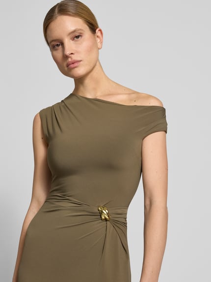 Frauenmodel trägt Abendkleid im One-Shoulder-Look Modell 'Scout' von Forever New, olivgrün, figurbetont, mit goldener Raffung, Nahaufnahme Oberkörper